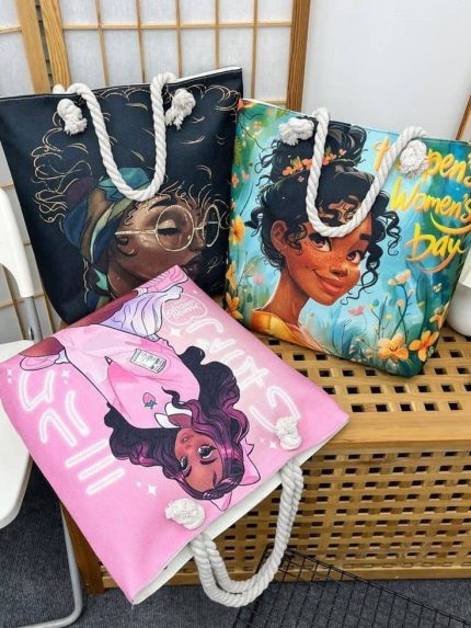 sac à main /sacs fourre-tout (tote bags) décorés d'illustrations de style bande dessinée ou manga.
