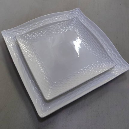 Assiette Carrée Blanche  - Motif Vagues en Relief
